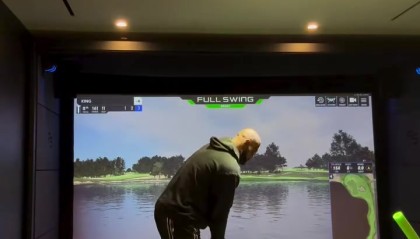 打磨球技！詹姆斯晒在家中玩高尔夫模拟器 挥杆后振臂庆祝